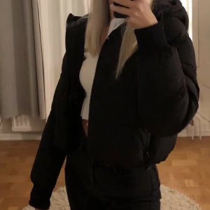 Puffer jacket - Jätteskön och fin vinter jacka frön monki! Köptes av en tjej på Plick men är endast använd en vinter så bra skick. Ändarna på snörena har gått upp därav priset. Är i XS men passar S också! Bara att skriva vid frågor!💕 (Första bilden lånad)