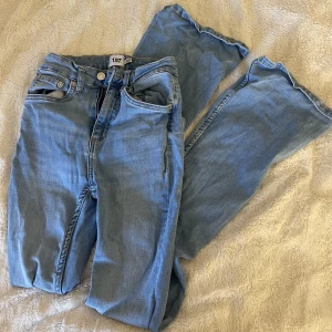 Jeans  - Jeans som går ut mot fötterna, jättefina men har nästan aldrig kommit till användning. Storlek Xs men passar S