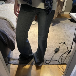Lågmidjade grå jeans - Säljer dessa snygga, lågmidjade jeansen som är köpta second hand. Säljer då de är lite för långa för mig🥰