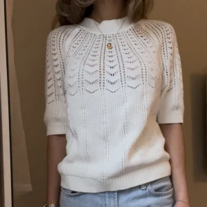 Stickad tröja - Säljer denhär super fina tröja från Esprit i storlek S🩷 (inköpt för 500kr,Tröjan är endast testad!)