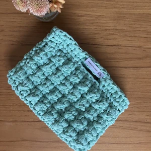 Handybag - Egengjord virkad handybag i en bubblig design🩵 Mått: 28x20cm Fler virkade produkter finns på @virkadavenkompis på instagram❤️‍🔥