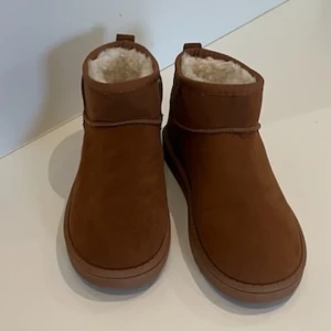 Uggs - Uggs, storlek 41 men väldigt små i storleken så skulle säga att de är typ st 38, helt oanvända