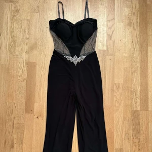 Overall  - Sheer vid midjan. Slim fit vid midjan. Men byxorna är bredare. Ganska långa ben.