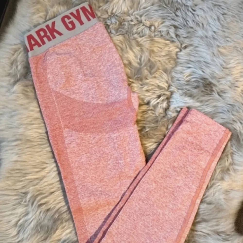 Snygga rosa gymshark träningsbyxor i storlek xs, full längd. Oanvända!!. Jeans & Byxor.