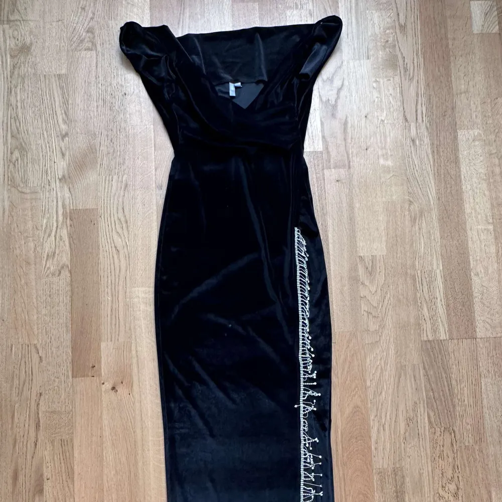 Velvet svart off shoulder festklänning med öppning vid sidan. Lång/maxi klänning. Pris kan diskuteras . Klänningar.
