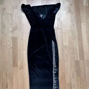 Velvet svart off shoulder festklänning med öppning vid sidan. Lång/maxi klänning. Pris kan diskuteras 