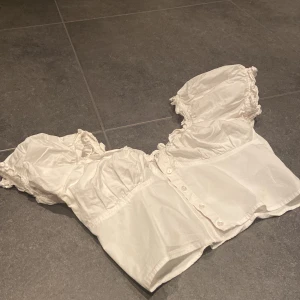 Vitt topp - En fin topp man kan ha till allt. 