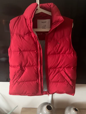 Dunväst boomerang  - Röd dunväst märke boomerang. Fint skick. Strl M