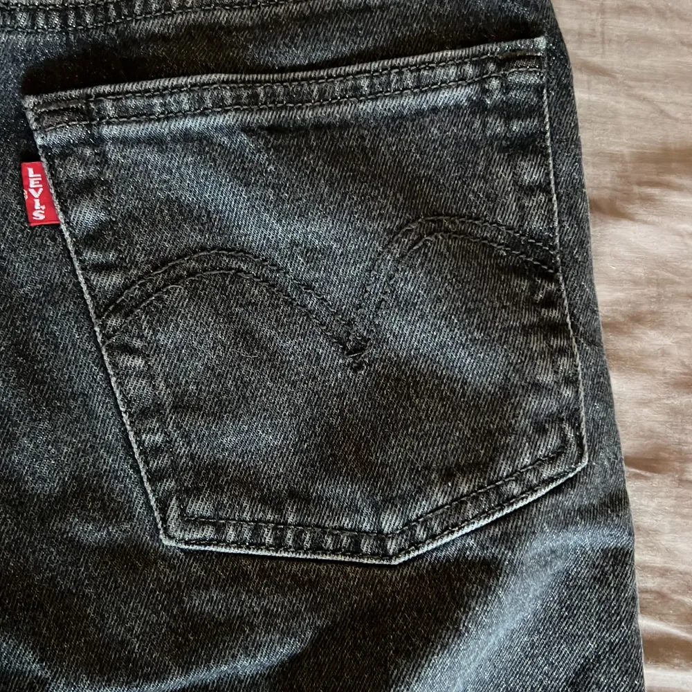 Snygga levis i bra kvalité, säljer pga kommer ej till användning. Använda 3-4 ggr tror jag. Minns inte nypriset men gissar runt 500. Priset är diskutterbart, vill bli av med allt! 🫶. Jeans & Byxor.