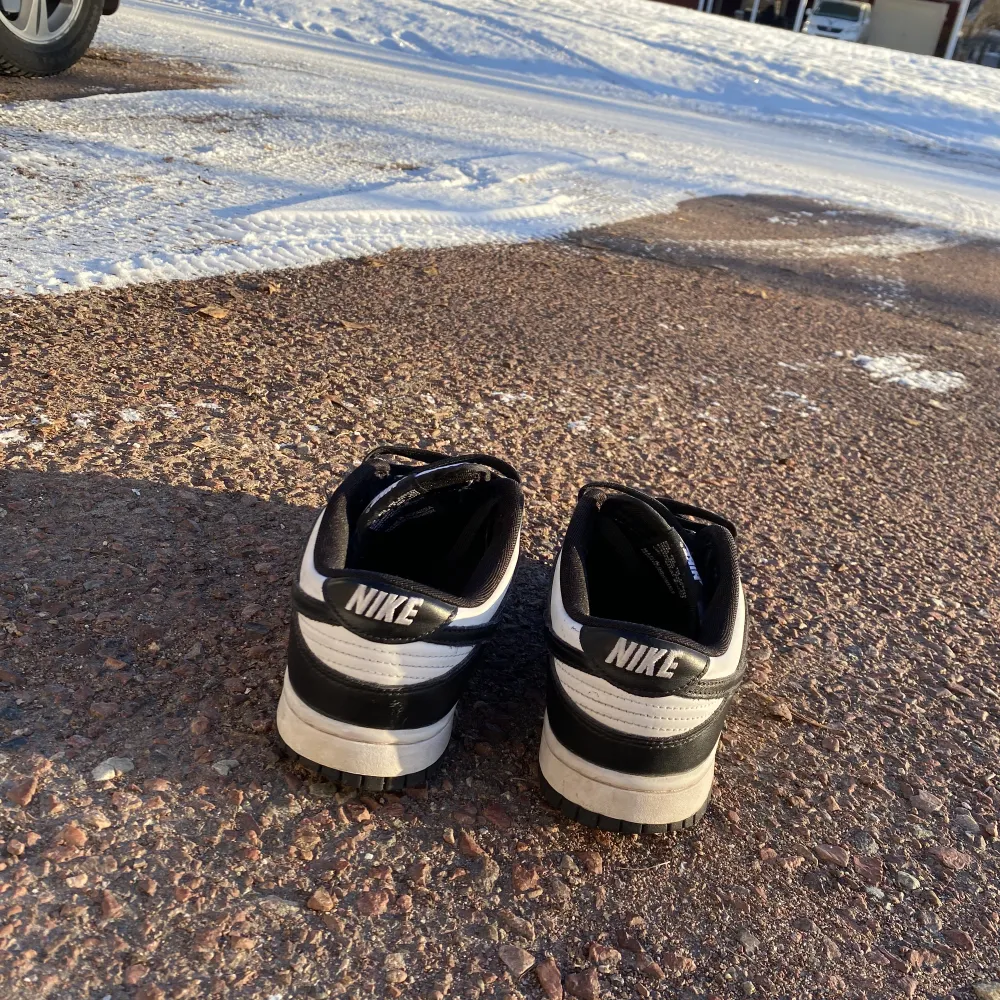 Kvitto + klistermärken finns. Kengät.
