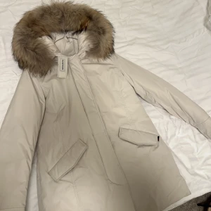 Woolrich  - Superfin Woolrich jacka!! Knappt använd och jättefin, den är super varm och grym kvalitet!😍 Nypris 11.000