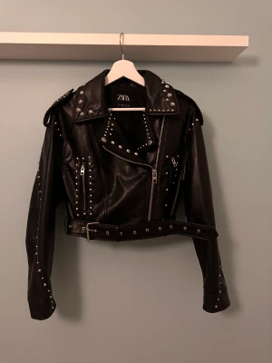 Zara Läderjacka - Läderjacka från Zara i storlek M, inköpt förra hösten i Polen för ungefär 900 kr och har använts bara en gång, därav är den i nyskick! Den har två fickor, en på varsin sida, ganska mycket utrymme. 