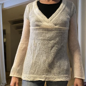 Fin Stickad tröja - Tunn stickad tröja, fint skick och väldigt skön!💕 färgen är vit/beige!