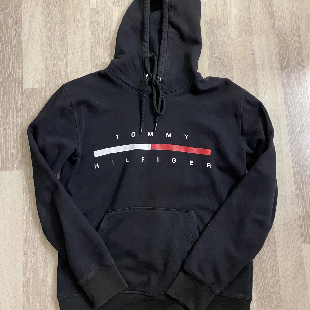 Jättefin svart hoodie som knappt är använd där med i nyskick. Inte äkta Tommy Hilfiger. Priset kan diskuteras vid snabb affär💕. Hoodies.