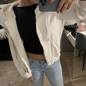 Vit kofta - En vit fin kofta i bra skick!!!