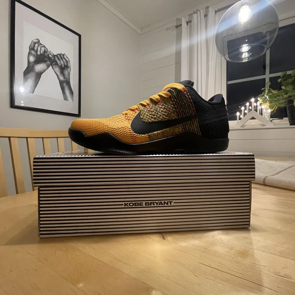 Hej,jag säljer mina Kobe 11 Bruce lee då dom är för stor för mig! Skriv om ni har några funderingar! Priset är ej hugget i sten! Nypris ca:10’000 mitt pris 3199kr då äktheten är lite osäker! Köpta på stockx . Skor.