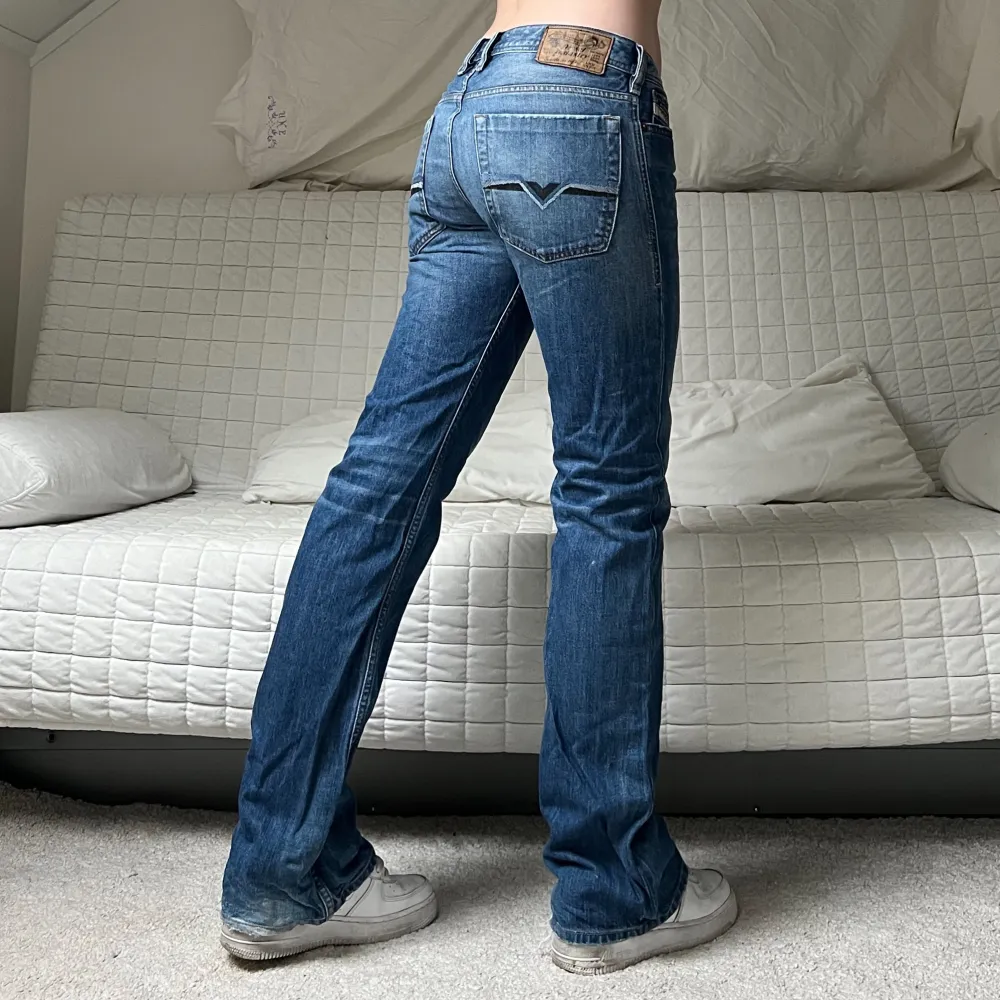 Midja: 83cm (OBS! Lågmidjade)✨Innerben: 82cm✨Storleken som står är W30L32❤️Jag på bilderna är 172cm lång och brukar ha storlek 38🫶. Jeans & Byxor.