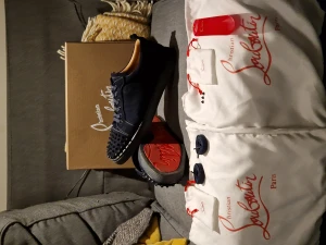 Christian Louboutin  - Säljer nu mina marinblå christian louboutin skor för att jag känner att jag inte använder dem så mycket. De är i 7/10 skick då det är mindre skador på dem. Allt original finns. Skriv gärna om du vill ha fler bilder på de. Öppen för byten. 