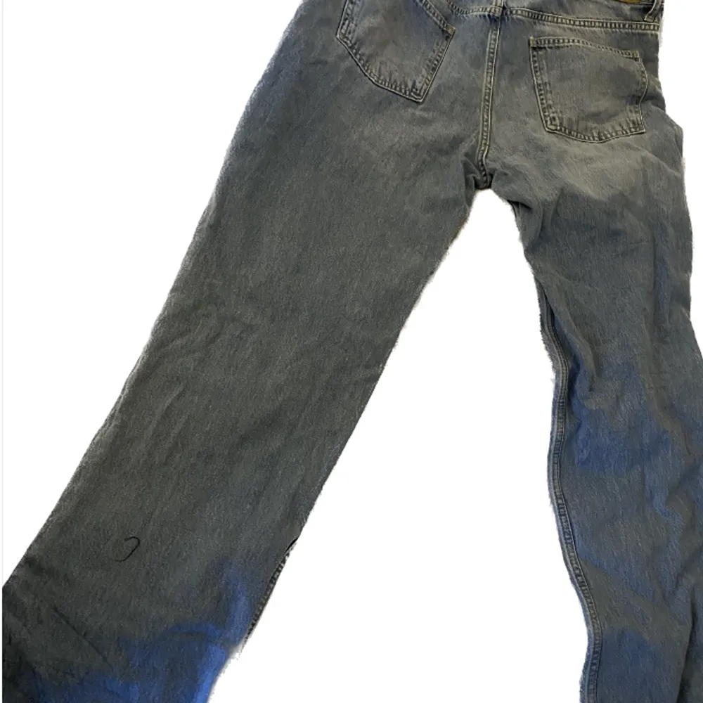 Blåa jeans i fint skick! Använda ungefär 5 gånger. Säljer för att det inte är min storlek längre!💘 Passar perfekt nu till hösten och vintern. Jeans & Byxor.