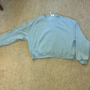 Tröja - Säljer en vroppad sweatshirt då den är lite för stor för mig. Den är fortfarande som ny, tvättad 1 gång och använd 1 gång. 