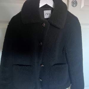 En kort ull jacka som knappast är använd då den är lite för liten✨ Storlek XS från Zara. 