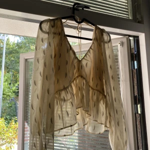 Blus - Superfin blus med v-ringad hals och en djuprygg med samma ringning.   Str: S