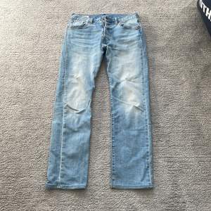 Säljer nu mina riktigt fräsha Levis 501 or som är i riktigt bra skick, inga skador! Dem är 31 i längd då vi har sytt upp dem men nu har de blivit för små! 