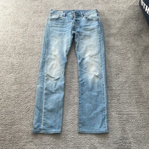 Levis 501 - Säljer nu mina riktigt fräsha Levis 501 or som är i riktigt bra skick, inga skador! Dem är 31 i längd då vi har sytt upp dem men nu har de blivit för små! 
