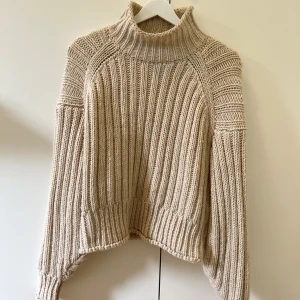 Beige stickad tröja - Beige stickad tröja ifrån H&M. Passar till mycket och är väldigt varm.