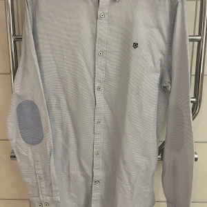 Skjorta Jack and jones - Blårandig skjorta Jack and Jones slim fit large. 