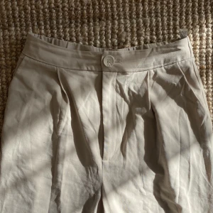 Biege kostymbyxor  - Biegea kostymbyxor från Stradivarius, köparen står för frakt