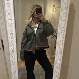 Jacka  - Cool jacka från zara, storlek S, fint skick!