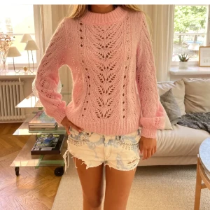 Stickad tröja  - Säljer denna jättegulliga stickad tröjan som är köpt här på plick då den inte komemr till användning. Det två första bilderna är lånade. 