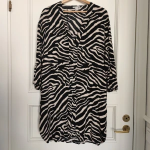 Klänning stl 40 - Behaglig klänning/tunika i viskos 