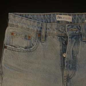 Jeans mid rise zara - Jeans från Zara som har blivit för små. Köpta för 359 kr.