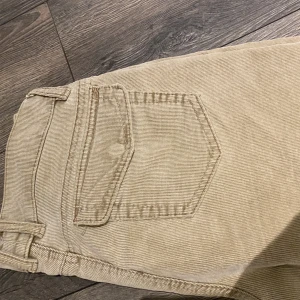 Bootcutbyxor  - Manchester byxor med fina detaljer, bootcut och lågmidjade✨