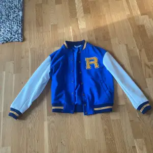 Blå varsity jacket från zara storlek S använd 2-3 gånger säljer den för att jag har för mycket andra jackor. Köpt i New York för Original pris 849kr. Skriv gärna vid funderingar