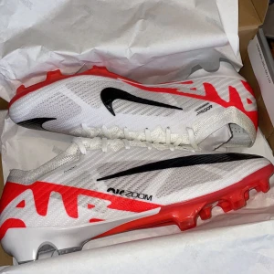 Mercurial - Säljer mina mercurial som är använda 4 gånger på gräs. Det är vanliga gräsdobbar på. Som nya. Kvitto och allt finns såklart