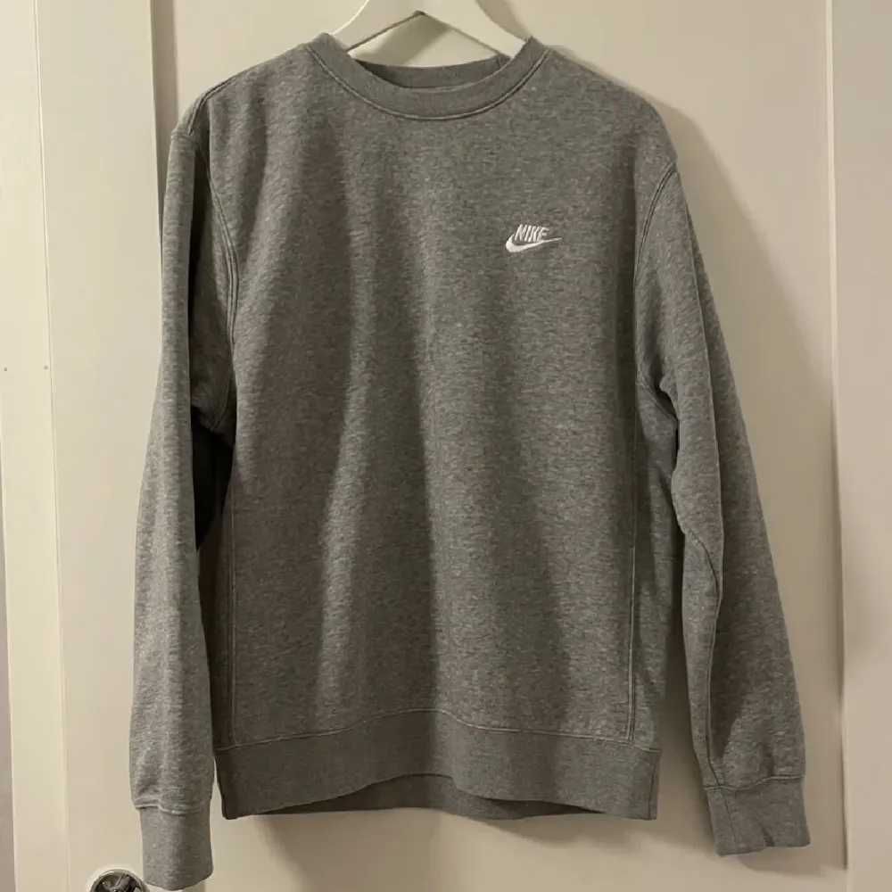 Snygg grå Nike sweatshirt i storlek S. Väldigt mjuk och skön och funkar alltid vad du än gör.Köpt för 549kr men säljer för 150kr.. Hoodies.