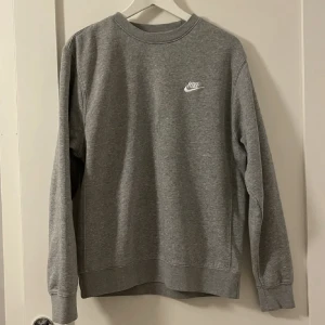 Nike sweatshirt - Snygg grå Nike sweatshirt i storlek S. Väldigt mjuk och skön och funkar alltid vad du än gör.Köpt för 549kr men säljer för 150kr.