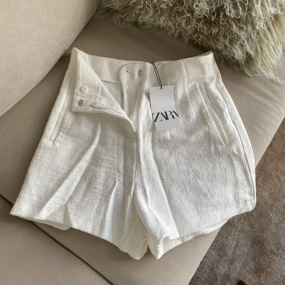 Vita shorts från Zara. Prislapp kvar! Storlek small.. Shorts.