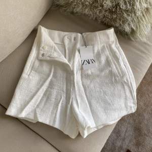 Vita shorts från Zara. Prislapp kvar! Storlek small.