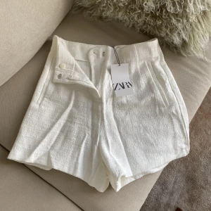 Vita shorts  - Vita shorts från Zara. Prislapp kvar! Storlek small.