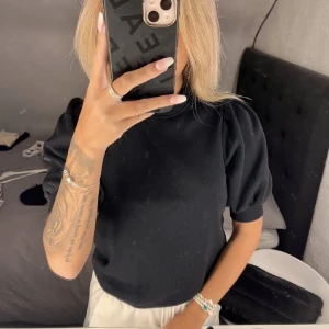 Tröja med puffärmar  - En svart tröja med puffärmar jätte varm och mysig. Storlek Xs och är från vero Moda. 