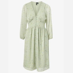 Klänning Veromoda  - Somrig klänning från veromoda som endast kommit till användning en gång!❤️‍🔥