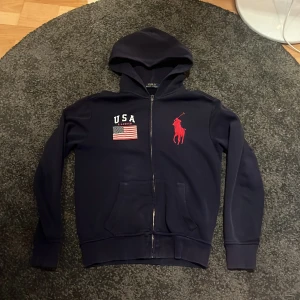 polo / ralph lauren hoodie - asfet polo hoodie i mörkblå. storlek small men sitter lite större enligt mig. 