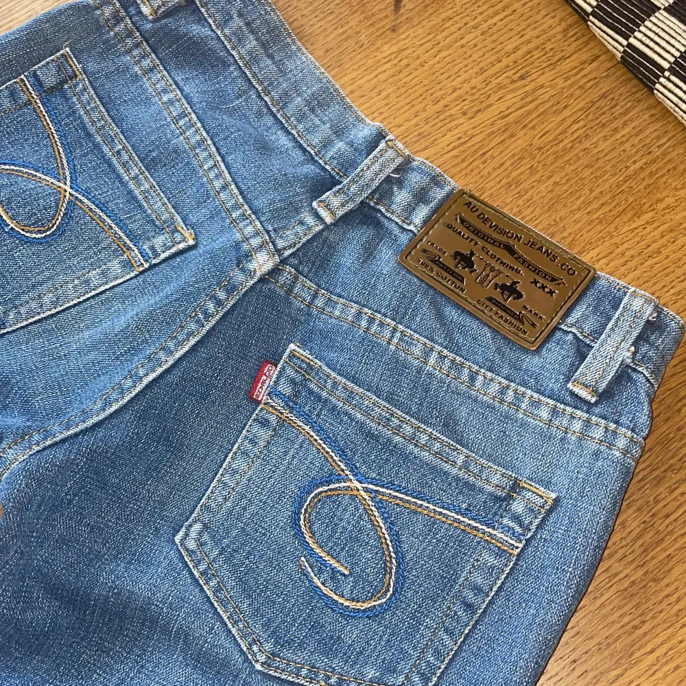 Sjuukt snygga jeans från AU Devision säljes pga för små för mig 😓 Lowwaist och bootcut stl W26.  Midjemått 33cm tvärs över Innerbenslängd 76cm  Kan även mötas upp!. Jeans & Byxor.