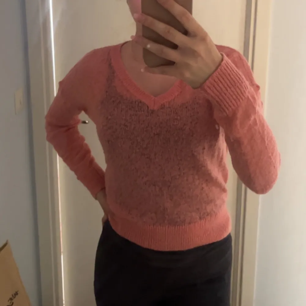 En rosa stickad tröja från HM. Det är storlek xs men den är jätte stretchig så passar som en S/M. Inte croppad. . Stickat.