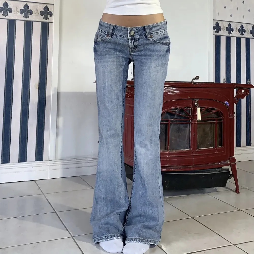 Lågmidjade bootcut vintage jeans. Midja 84 cm och innerbenslängden 84 cm. Sjukt snygga! Köpta på plick men säljer då de inte passade tyvärr😫Tjejen på bilden är 164 cm. . Jeans & Byxor.