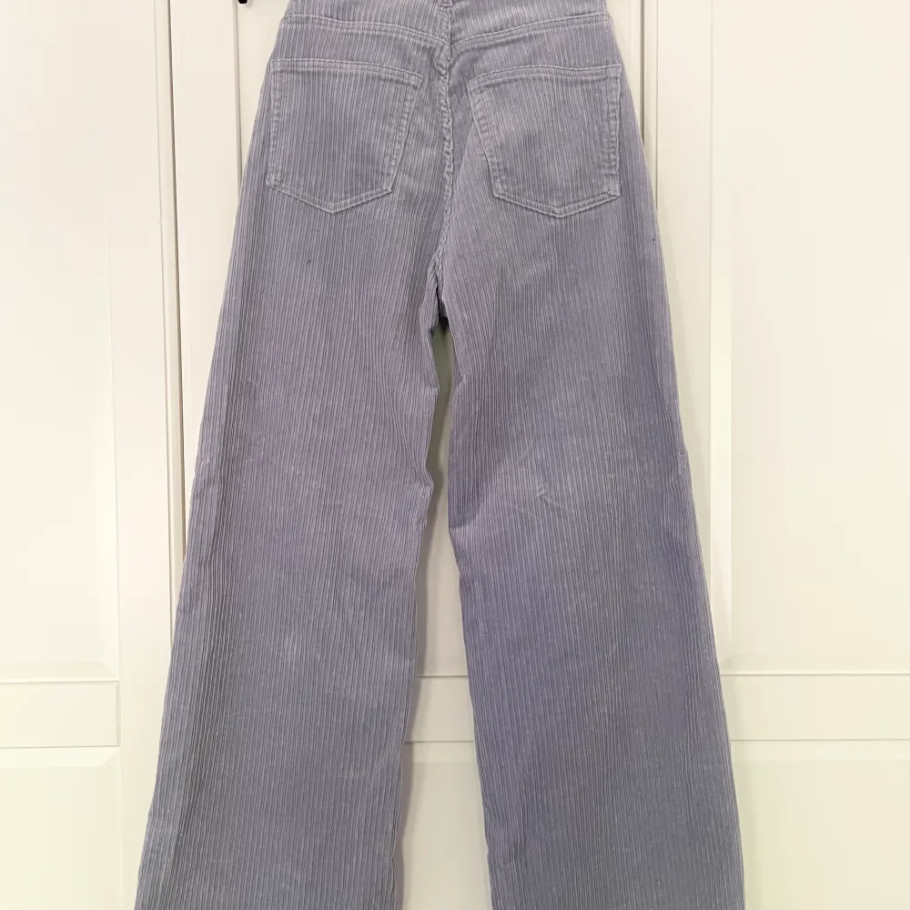 Ljusblågrå högmidjade manchesterbyxor i stretchigt material från Weekday. Bra längd på mig som är 168. Ytters lite slitna/smutsiga i benslutet. I övrigt fint skick.. Jeans & Byxor.